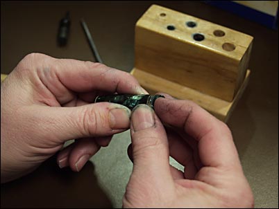 Feeling for a cap lip crack